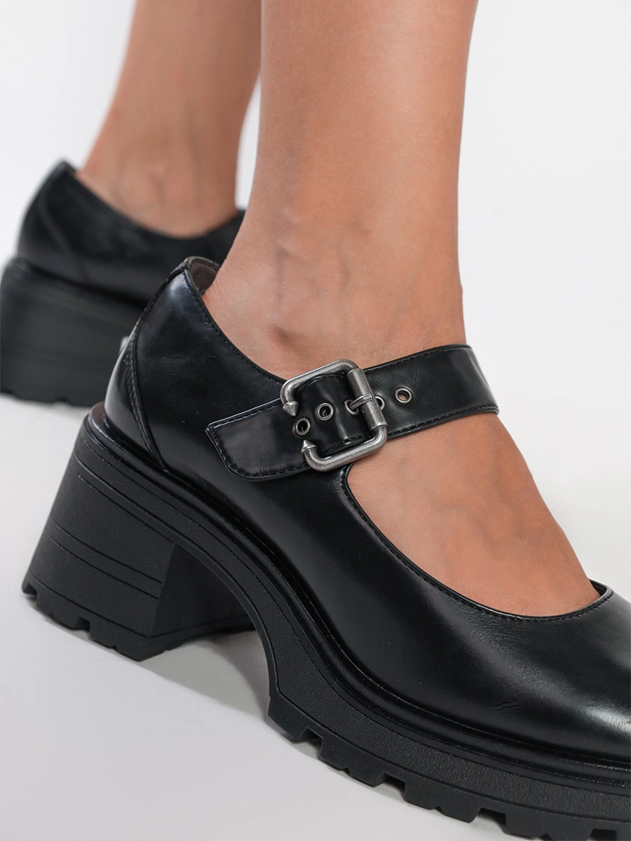 Туфли черного цвета на широком каблуке